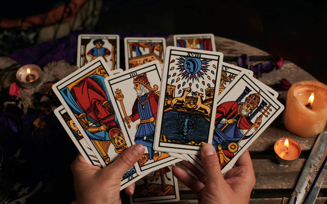 L&rsquo;histoire du tarot comme jeu divinatoire : Un voyage à travers les siècles de mystère et de sagesse