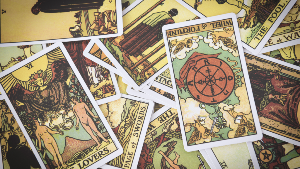 ART ET TAROT Explorer l’énergie de l'arcane du Fou à travers le regard de femmes qui ont brisé les cadres.