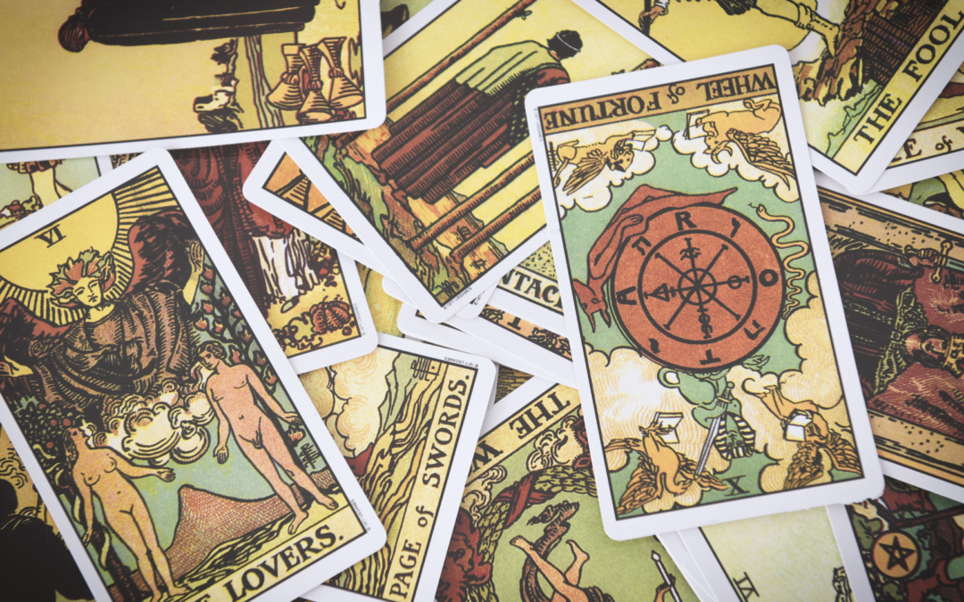 Art et Tarot : Explorer l’énergie de l&rsquo;arcane du Fou à travers le regard de femmes qui ont brisé les cadres.